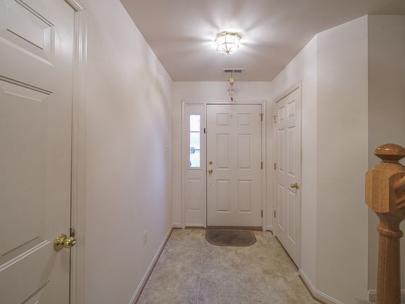 garage door/foyer/closet
