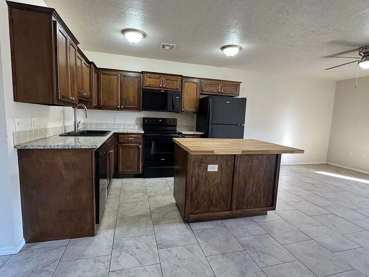 Building Photo - 1301 SW Washington Ave #2