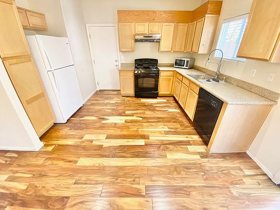 3rd image of 142 Duxford Ave
