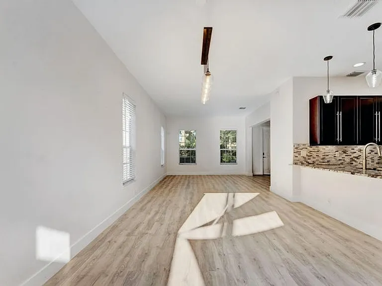 406 NW 25th Ave — Photo 6