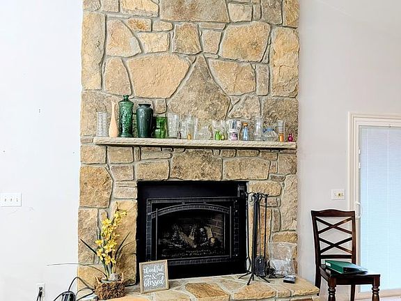 2nd image of 446 E Cove Rd