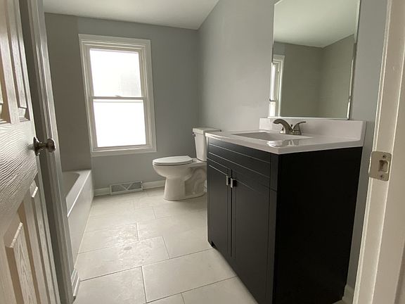 2nd image of 806 Kenilworth Ave
