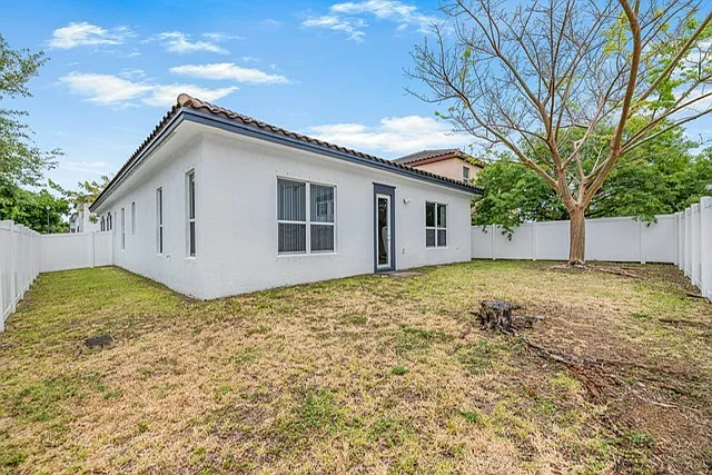3 bed, 2.5 bath, 2100 sqft, $3,300 — Photo 3