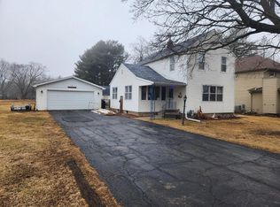 2221 N Shore Dr, Delavan, WI 53115