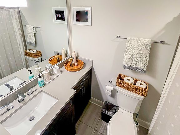 4th image of 1241 W Oakdale Ave APT 3E