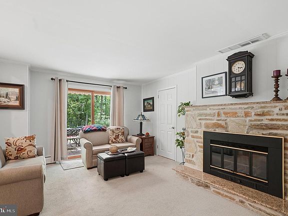 5th image of 136 Chapel Dr