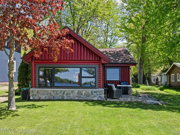 10584 Bob White Beach Blvd, Whitmore Lake, MI 48189