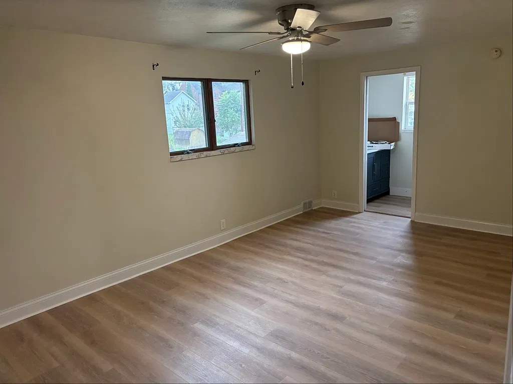 Spacious 4-Bed Multi-Family with In-Unit Laundry & Central A/C — Photo 4