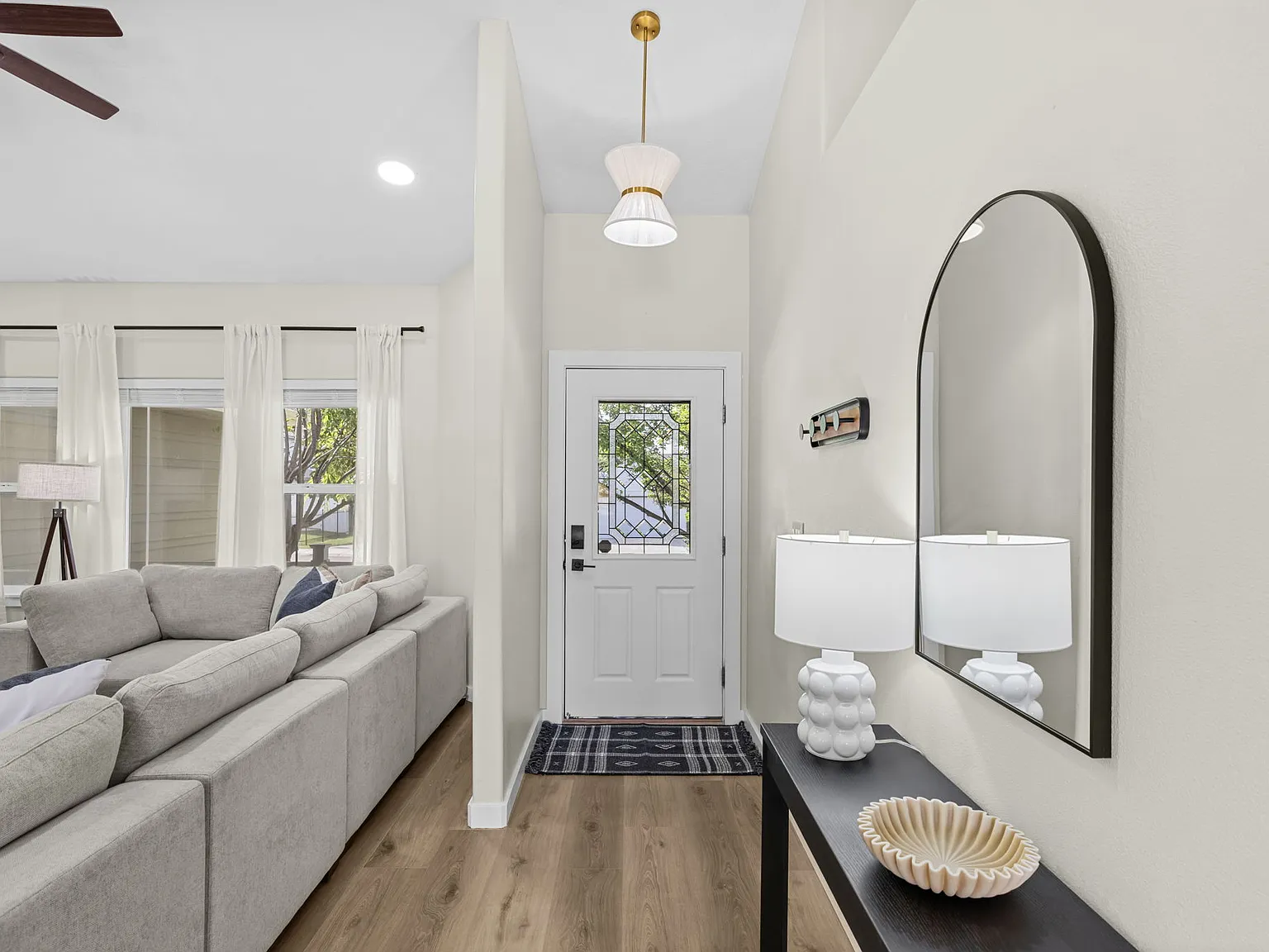 4 bed, 1900 sqft, $8,000 — Photo 3