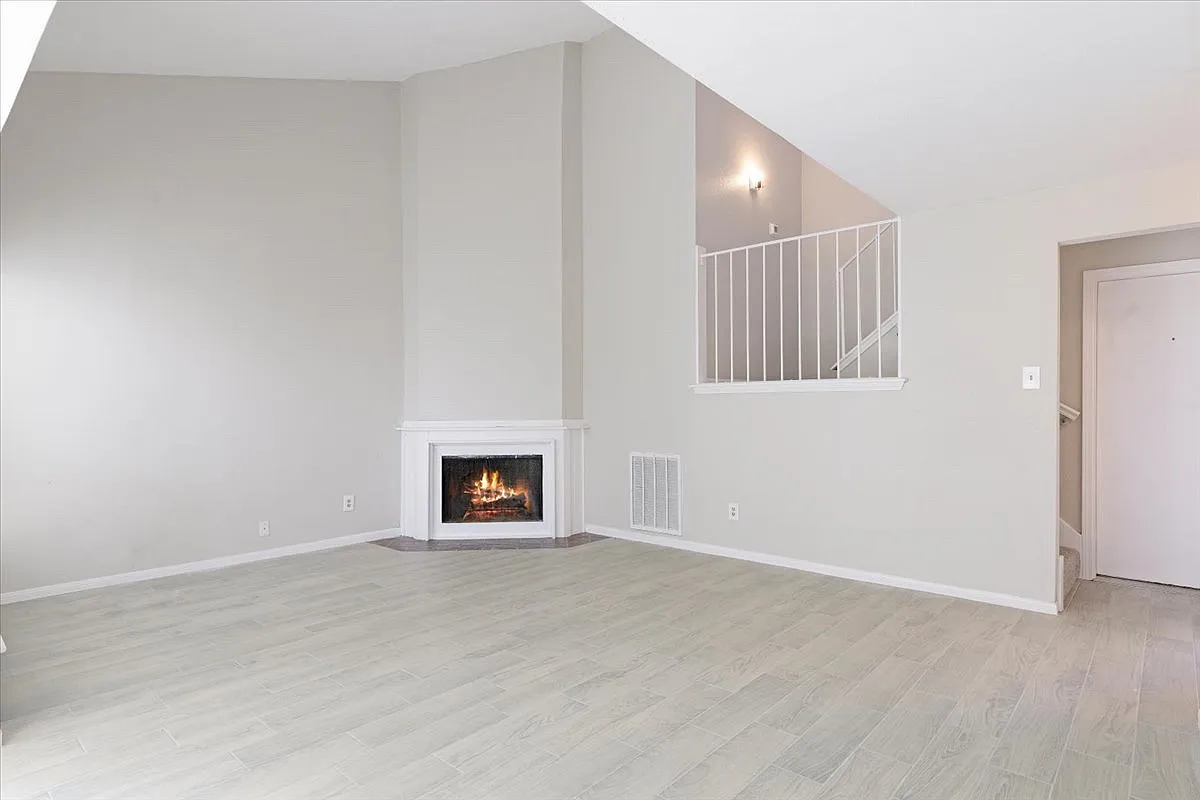 2 bed, 2.5 bath, 1273 sqft, $1,850 — Photo 2