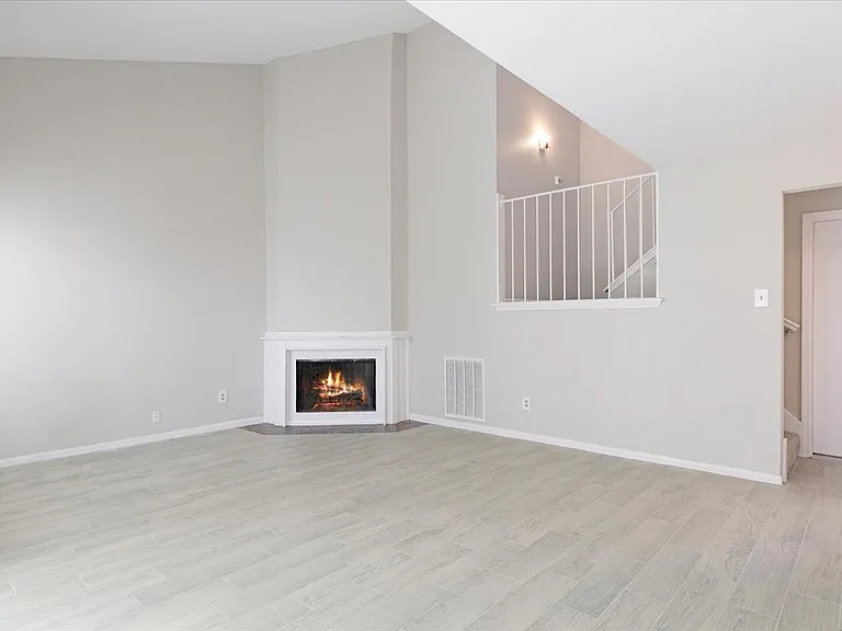 10254 Bridgeland Ln — Photo 2