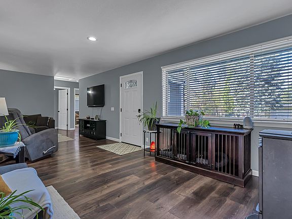 4th image of 542 N Adams Dr