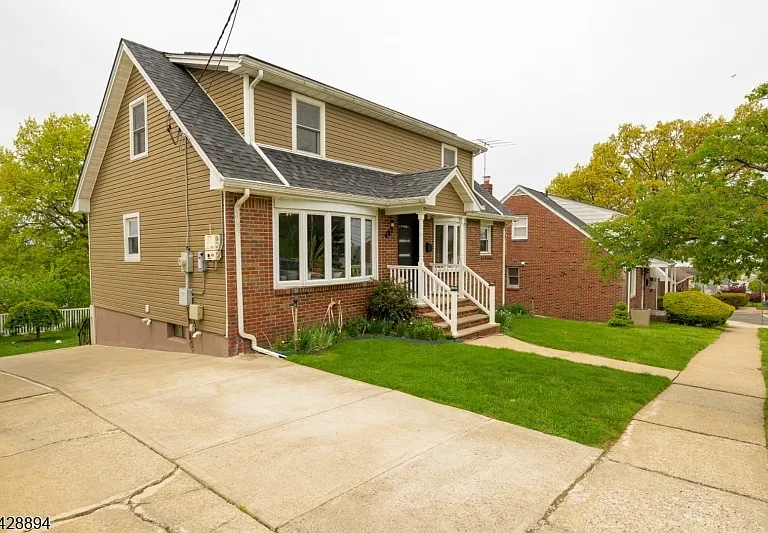 487 Macarthur Ave — Photo 2