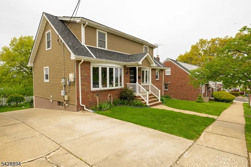 Building Photo - 487 Macarthur Ave