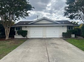 2110-2112 Town & Country Lane