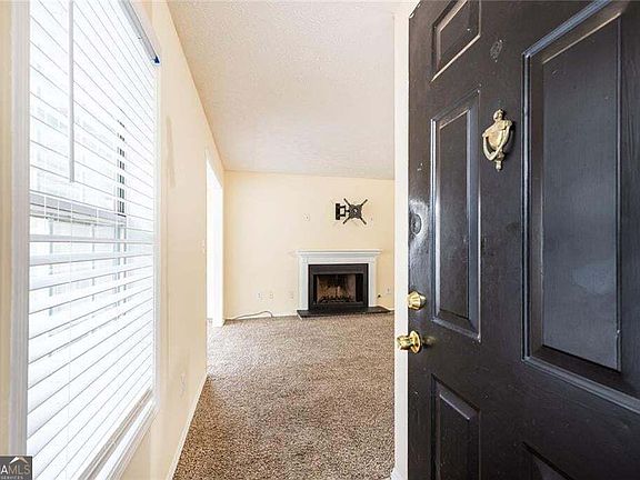 5th image of 910 Augusta Dr SE