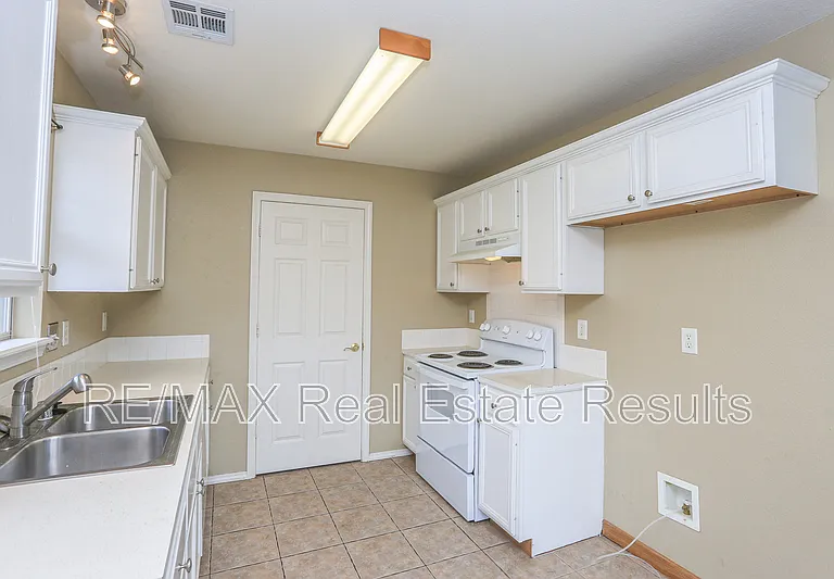 621 Bliss Cir — Photo 14