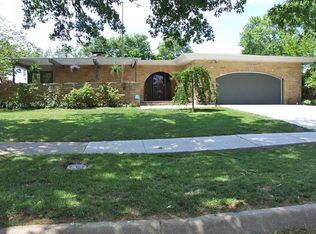 1913 SW Arrowhead Rd, Topeka, KS 66604