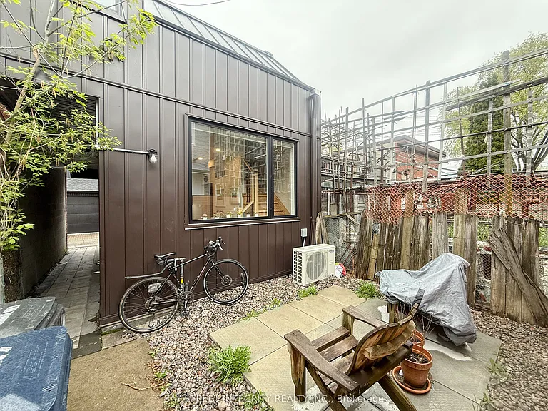 598 Crawford St #LANEWAY — Photo 15