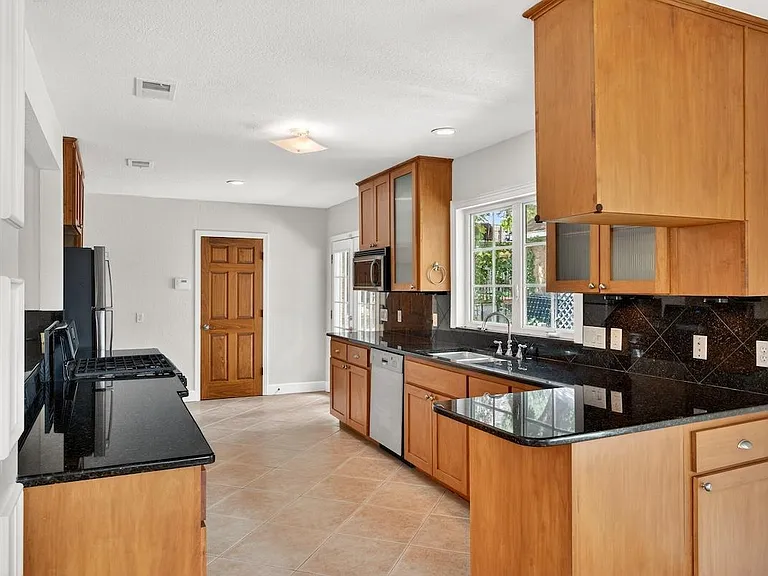 2506 Hillview Rd — Photo 11