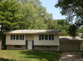2927 Greenway Dr, Bettendorf, IA 52722