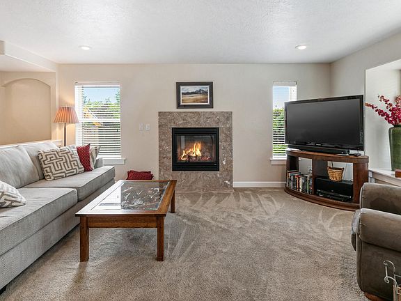 Livingroom with gas fireplace