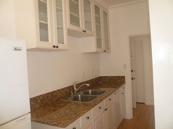 4th image of 944 12th St APT 3