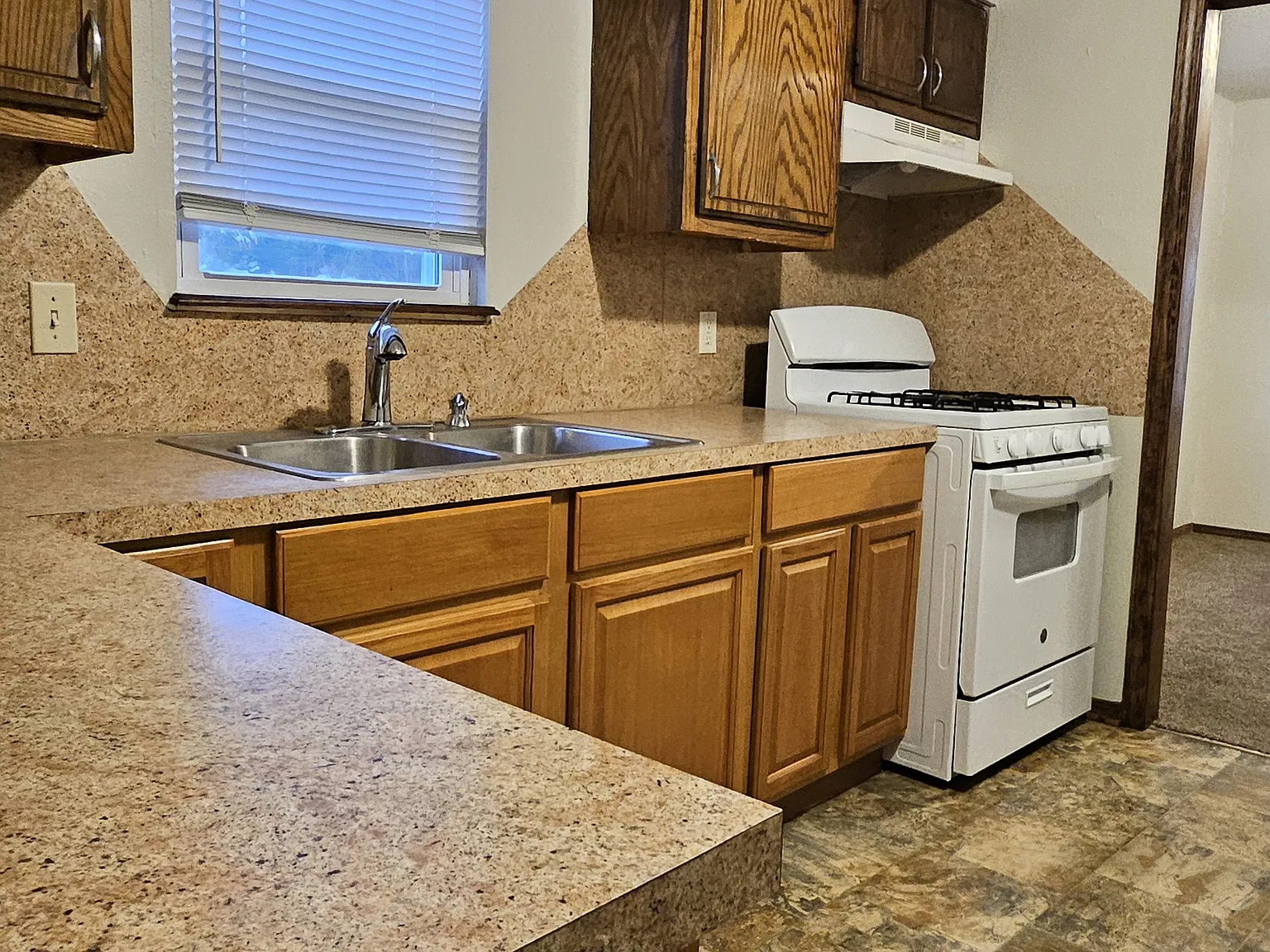 3 bed, 900 sqft, $975 — Photo 4