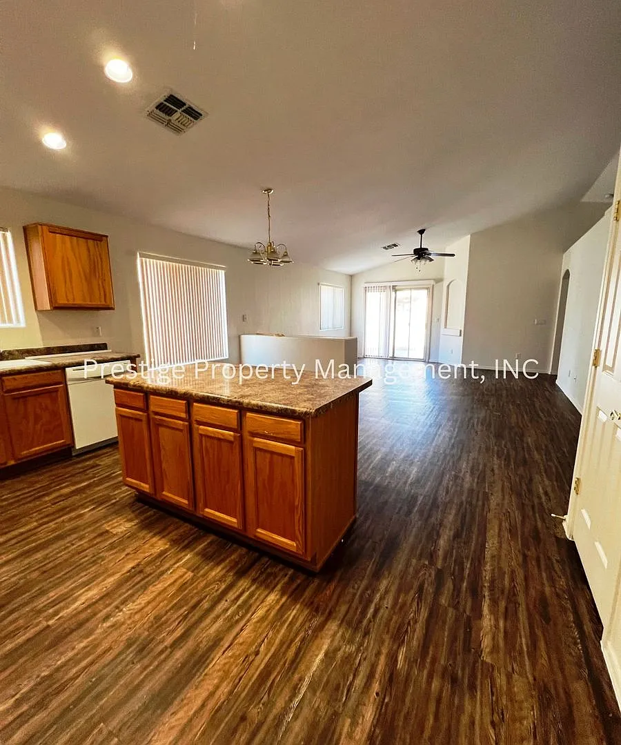 Lovely 4/2 Rita Ranch Home- It Could Be Yours (: — Photo 2