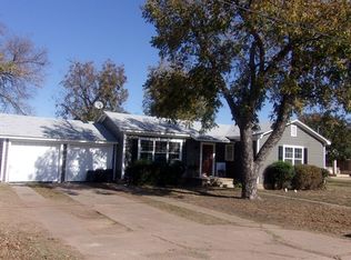 903 E Sandstone St, Llano, TX 78643