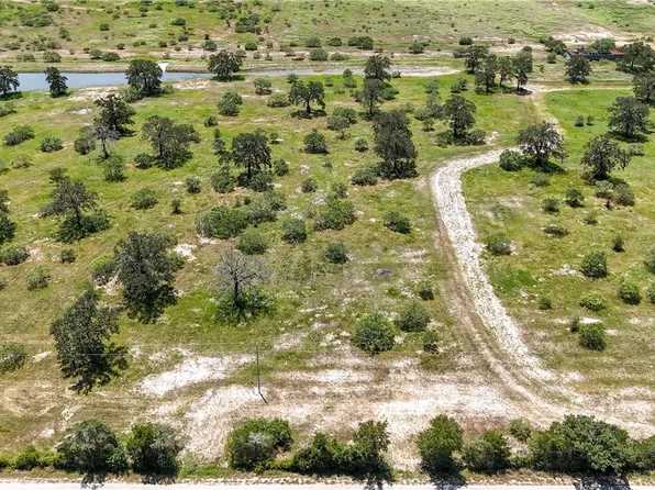 7 Zack Ln, Smithville, TX 78957