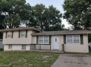 1209 S Skyline Dr, Liberty, MO 64068