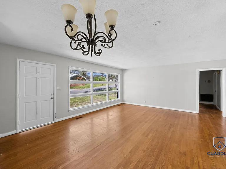 806 4th St SW — Photo 3