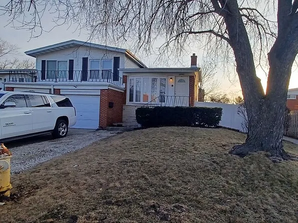 8945 Robin Dr, Des Plaines, IL 60016