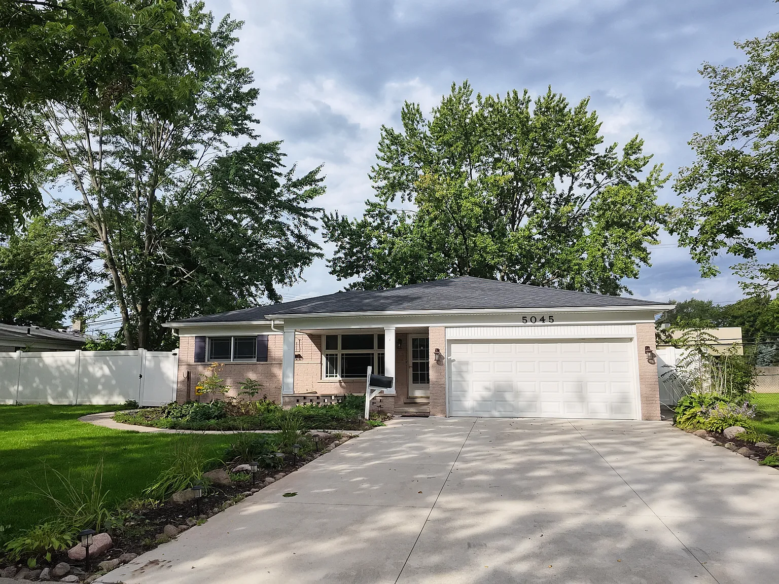 3 bed, 1.5 bath, 1458 sqft, $2,600 — Photo 1