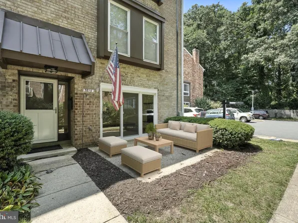 3814 Persimmon Cir, Fairfax, VA 22031