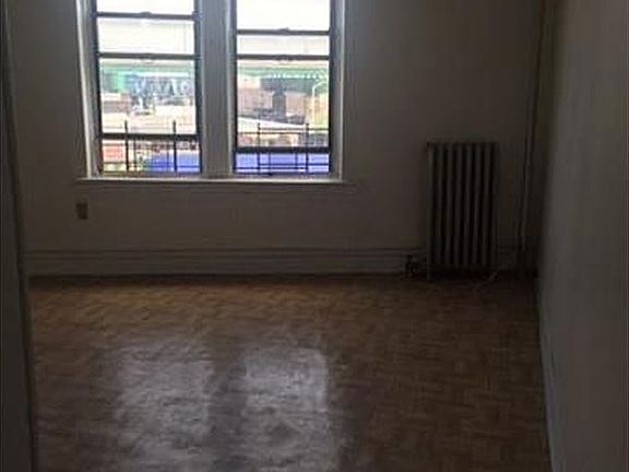4th image of 1025 Leggett Ave APT 2D