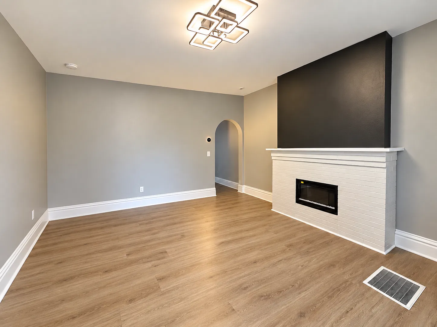 3 bed, 1251 sqft, $2,100 — Photo 1
