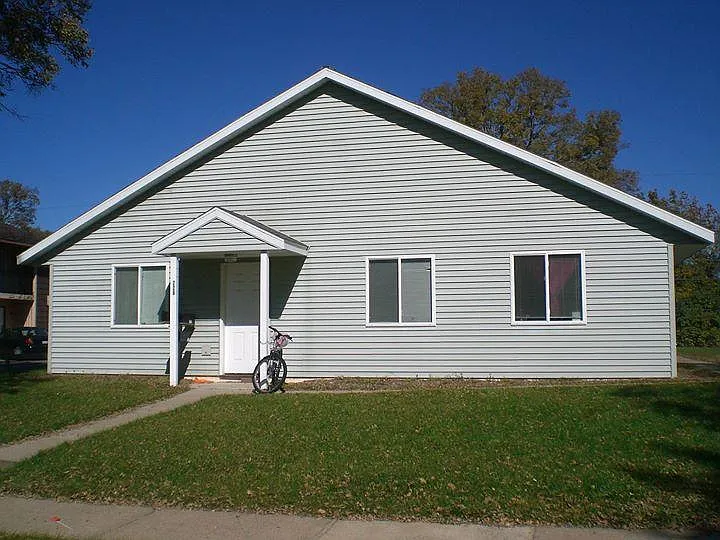 4 bed, 1300 sqft, $1,960 — Photo 1