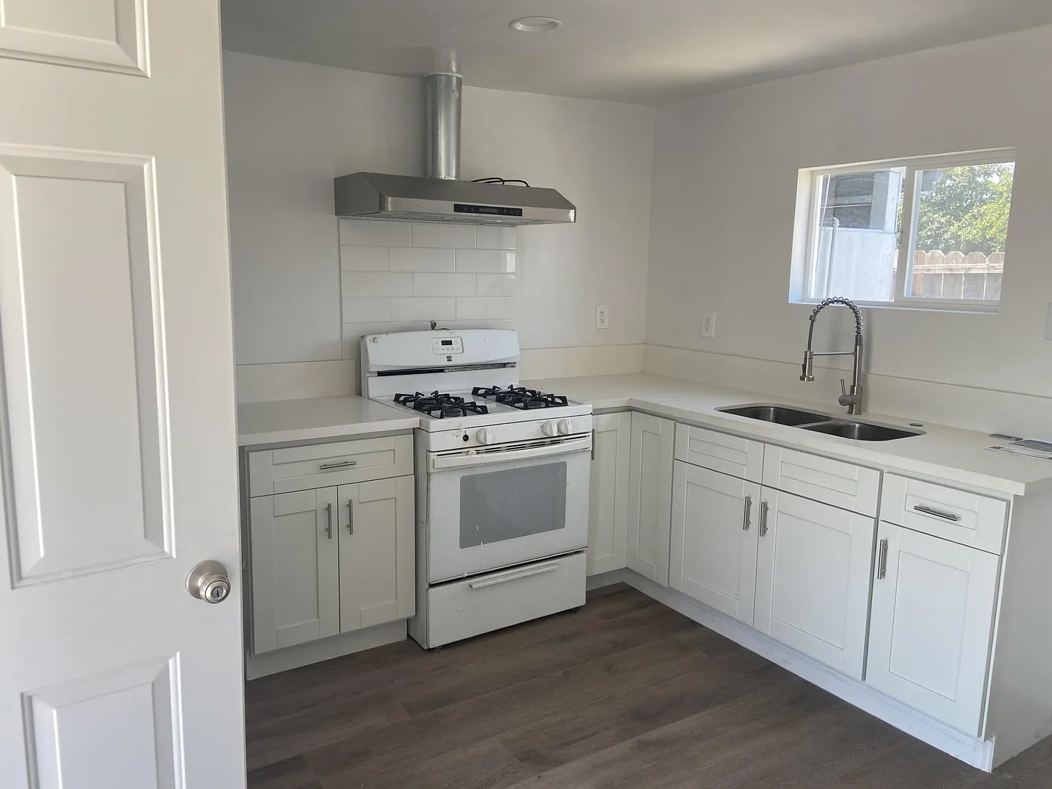 1 bed, 420 sqft, $1,800 — Photo 3