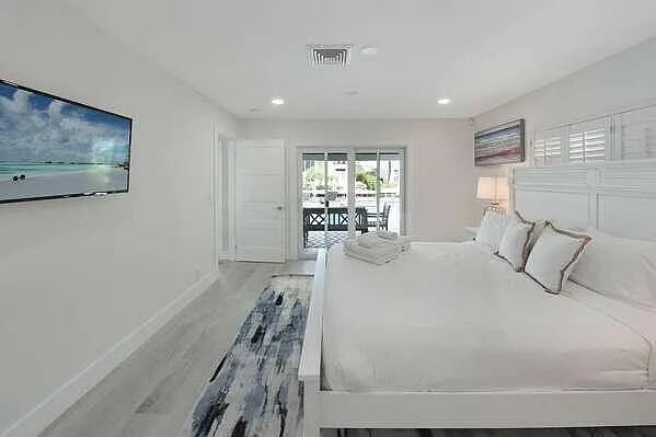 839 Enfield St — Photo 10