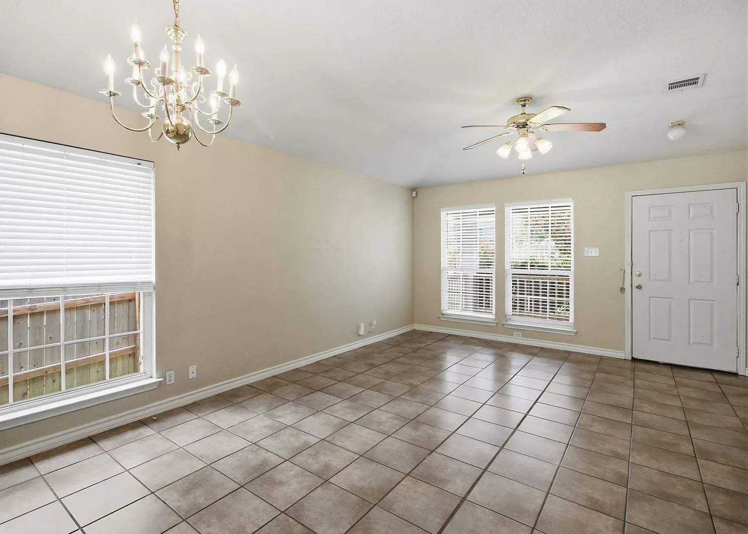 Open Floor Plan Home Near SeaWorld with Refrigerator Included — Photo 3