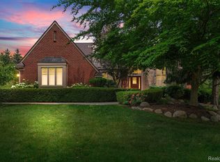 2356 Oak Ridge Dr, Troy, MI 48098