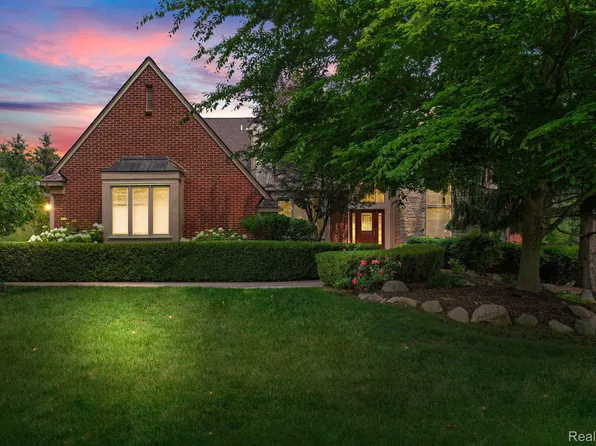 2356 Oak Ridge Dr, Troy, MI 48098