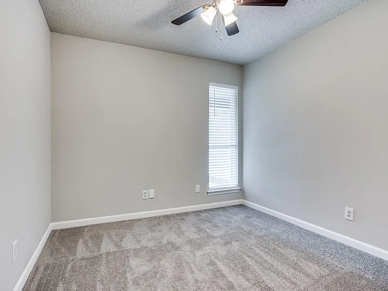 810 Ravencroft Dr — Photo 16