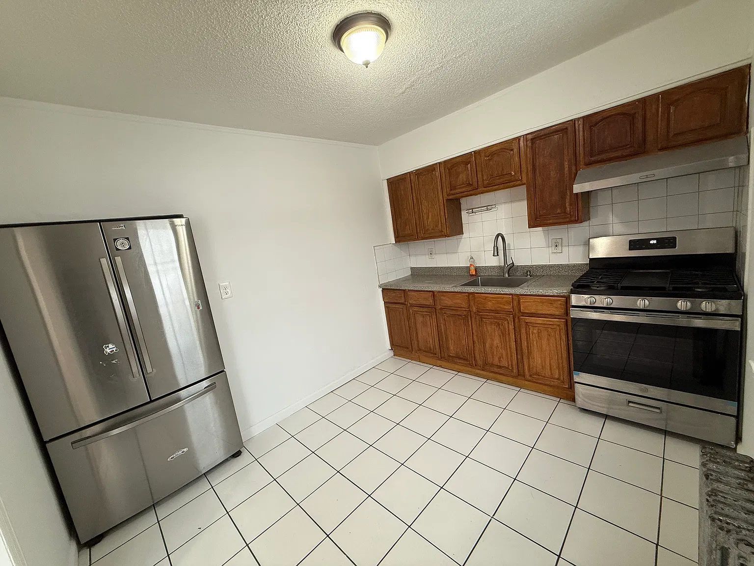 3 bed, $3,000 — Photo 2
