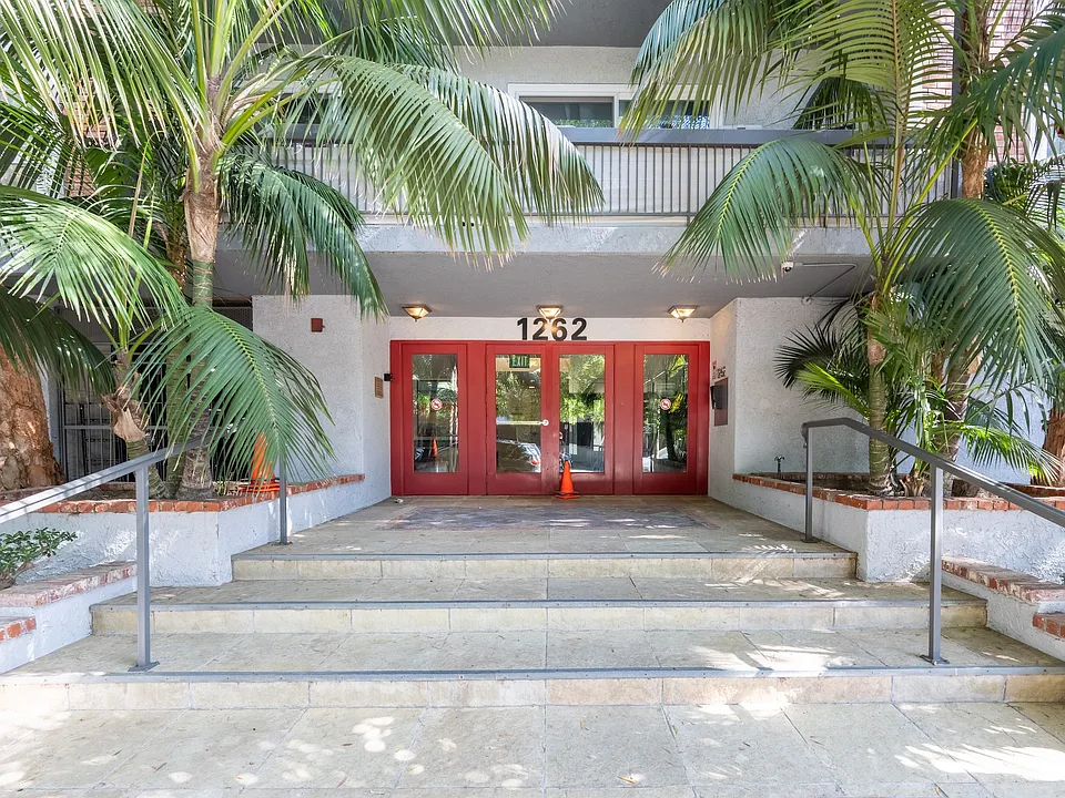 1262 S Barrington Ave #204