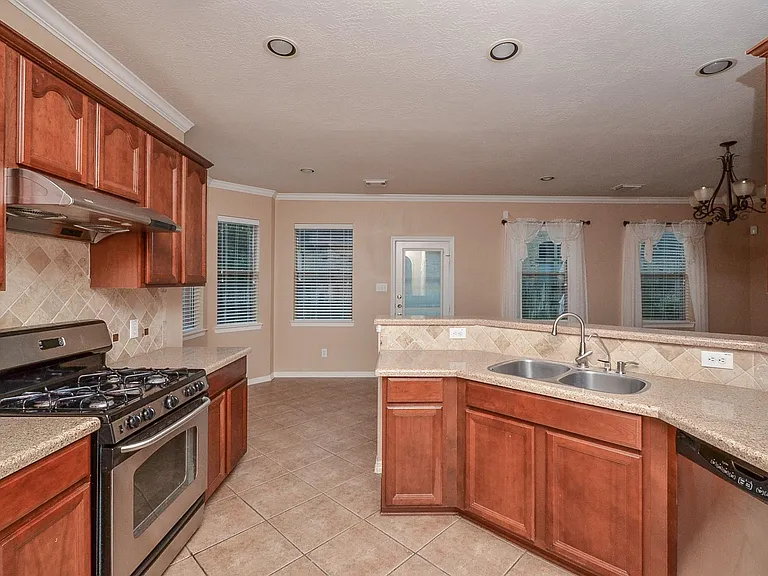 4019 Jade Cove Ln — Photo 9