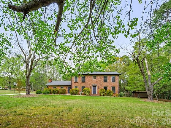 3rd image of 207 Williamsburg Ln