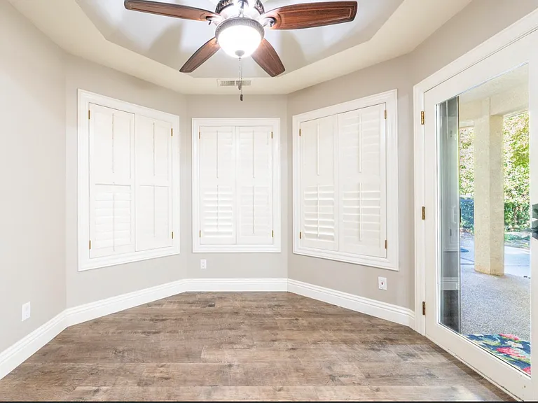 585 E Chesapeake Cir — Photo 9